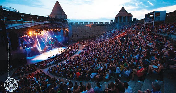 Carcassonne, séjour tourisme, guide touristique, activités sportives, activités nautiques, découvrir, restaurant, où manger, bien manger, que faire à, location, camping, loisir, restauration, événement, spectacle, monument, histoire, la cité de Carcassonne, canal du midi, les Halles,